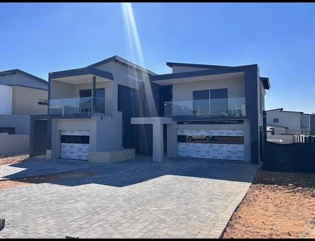 5 BEDROOM HOUSE FOR SALE IN SIX FOUNTAINS RESIDENTIAL ESTATE